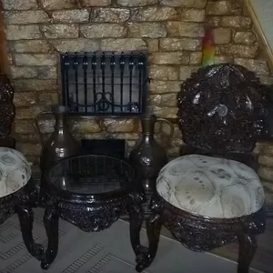 стол и стулья из сандалового дерева