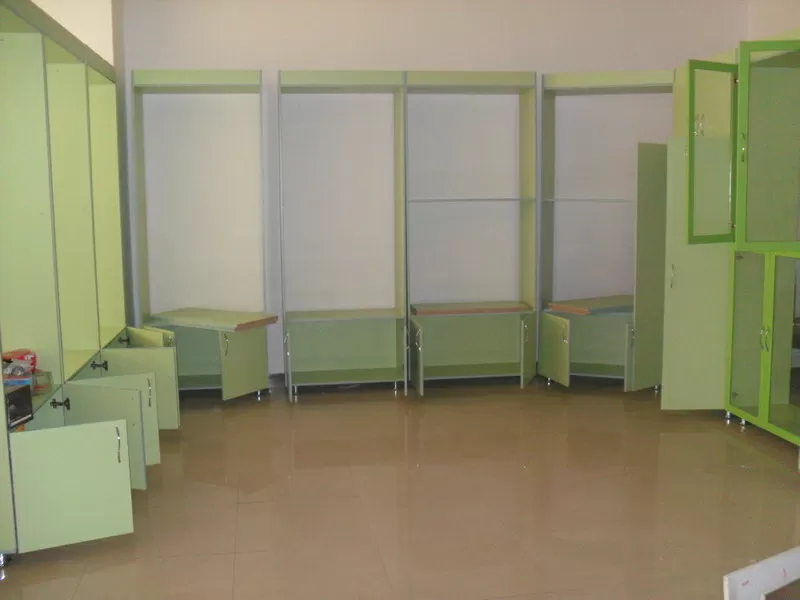 Торговое оборудование для магазинов б.у : витрины,  стеллажи , полочки, з 7