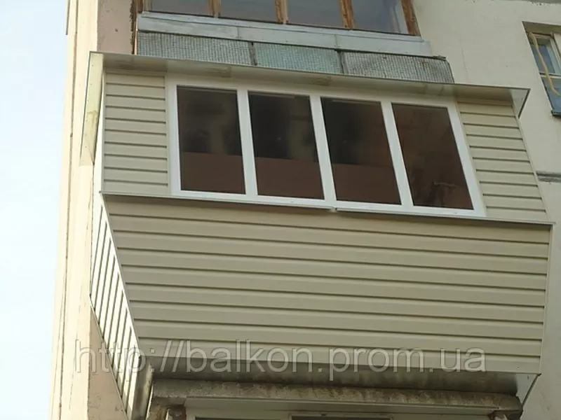 Отделка балкона сайдингом весьма востребована 10