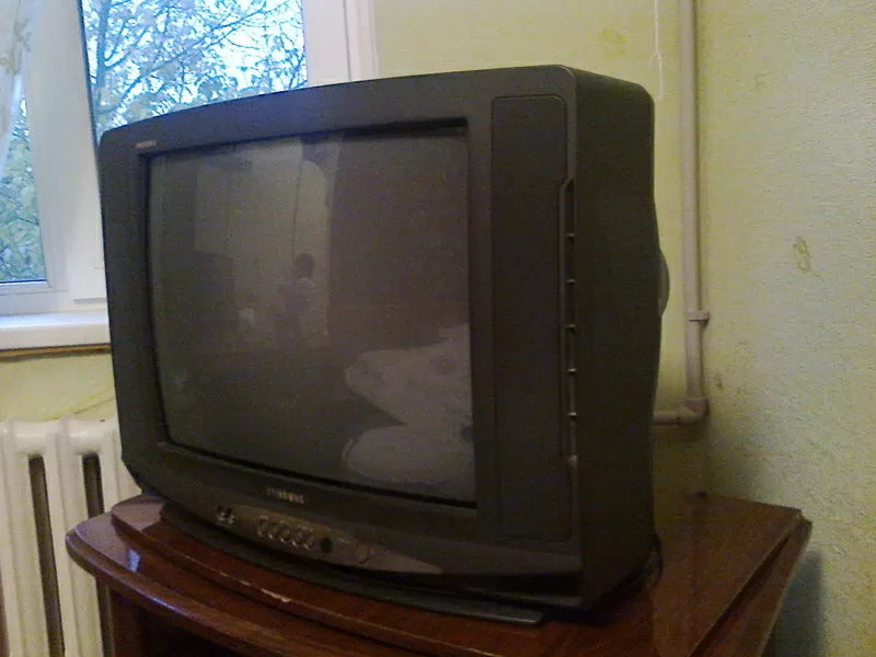Телевизор и деревянный,  полированный столик под телевизор. 6