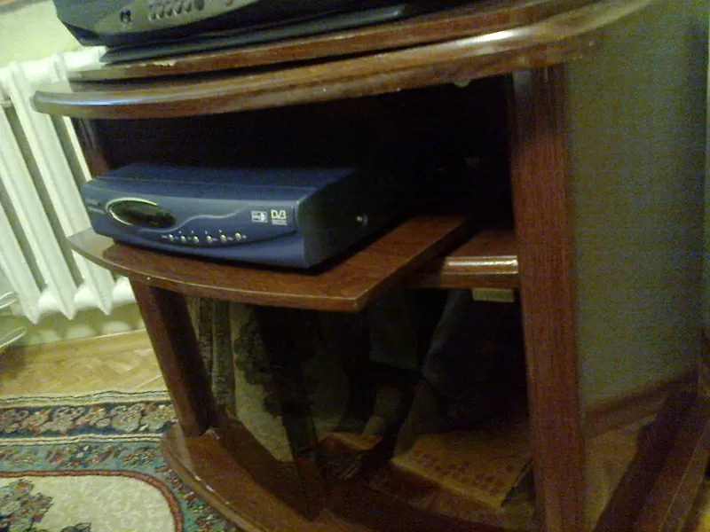 Телевизор и деревянный,  полированный столик под телевизор. 4