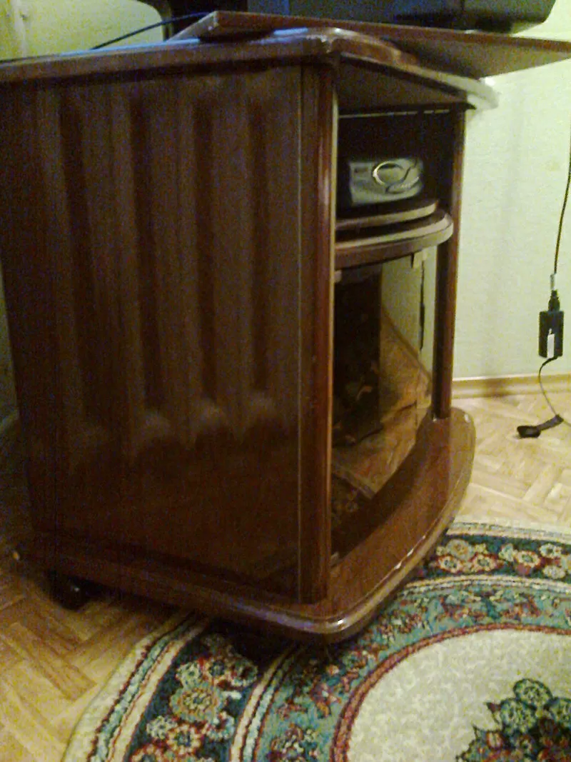 Телевизор и деревянный,  полированный столик под телевизор. 7