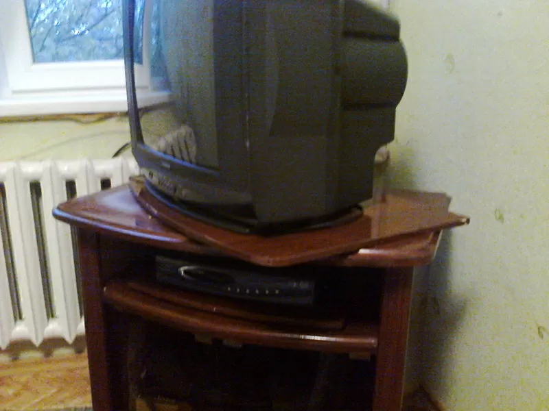 Телевизор и деревянный,  полированный столик под телевизор. 8